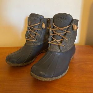 Women’s Sperry Saltwater Duck Boot (Size 6.5, Hunter Green)